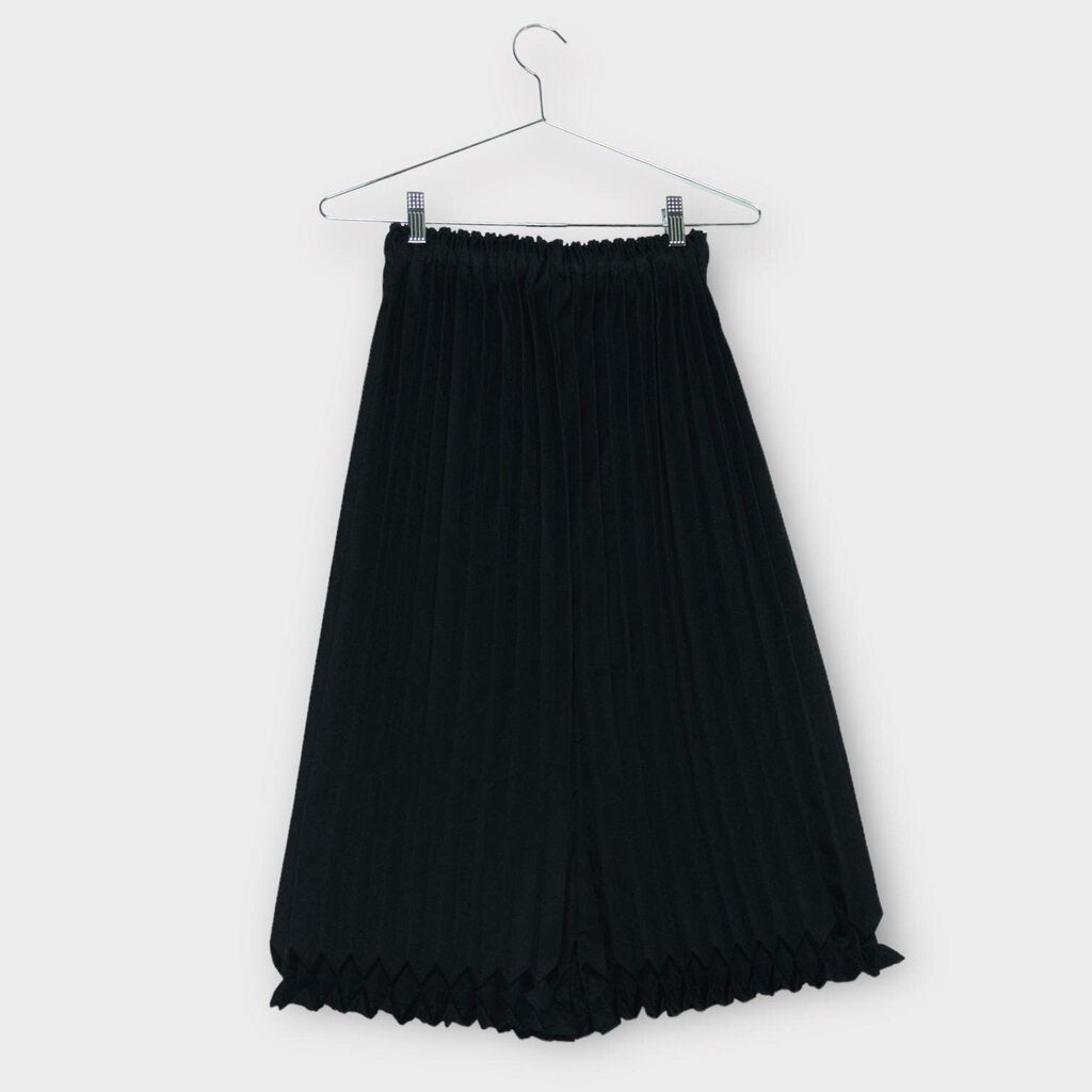 Black Pleated Midi w Gathered Pleat Hem