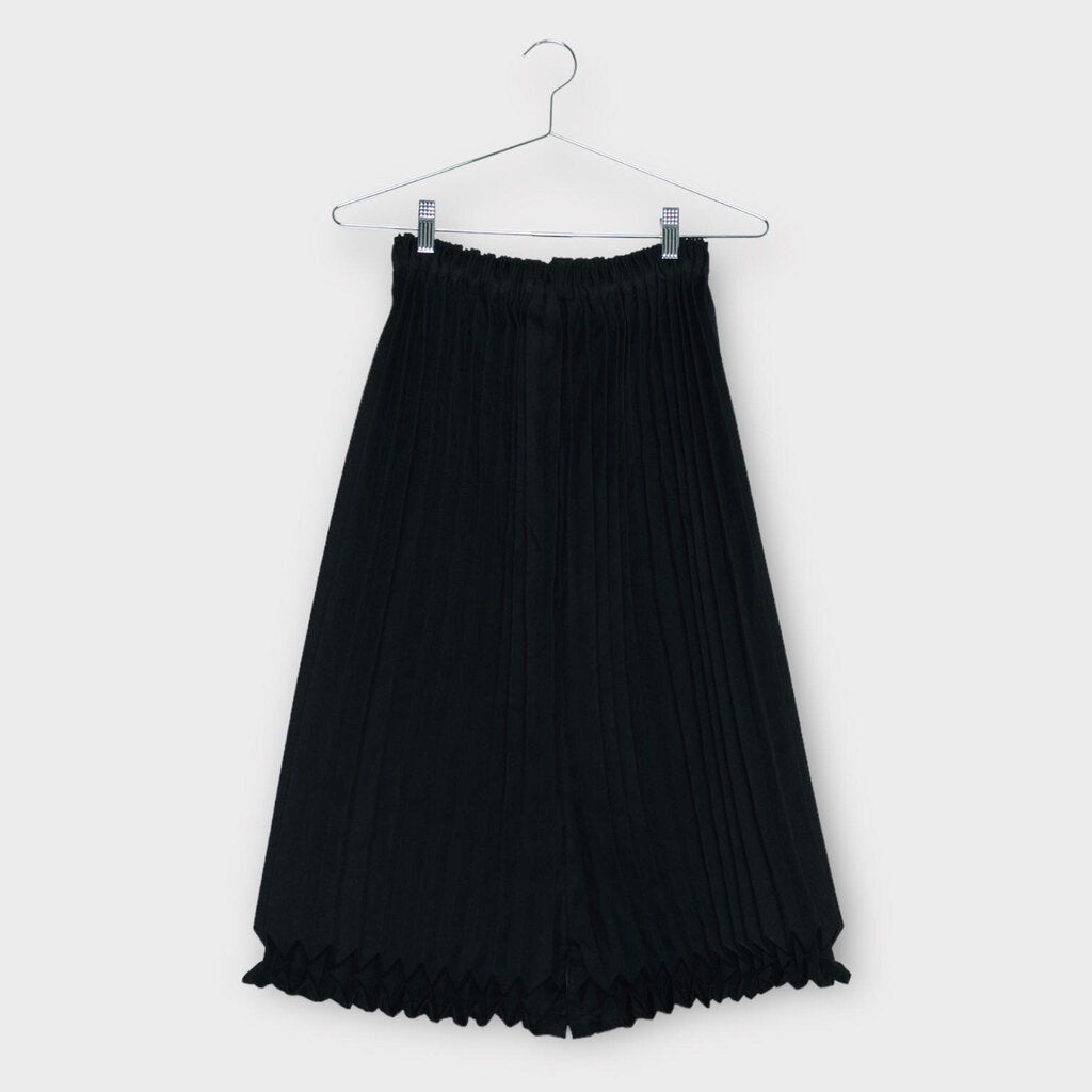 Black Pleated Midi w Gathered Pleat Hem